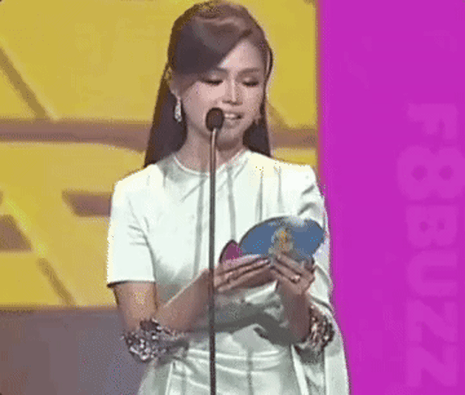 Sân khấu lố lăng nhất lịch sử: Nữ diễn viên bị chồng cắm "11 cái sừng" trao giải cho "tiểu tam" trên sóng trực tiếp- Ảnh 1.