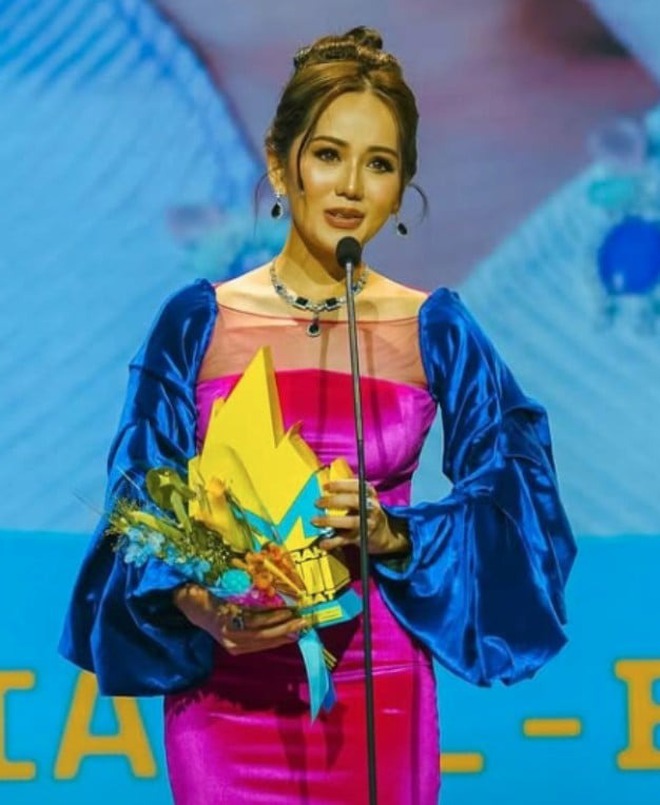 Sân khấu lố lăng nhất lịch sử: Nữ diễn viên bị chồng cắm "11 cái sừng" trao giải cho "tiểu tam" trên sóng trực tiếp- Ảnh 3.