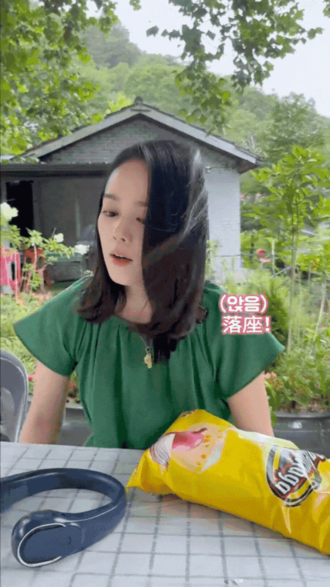 Han Ga In gây sốc khi mang “gói bim bim” gần 50 triệu đi ăn canh gà- Ảnh 2. Han Ga truc tiep bong da vtv6 gây sốc khi mang “gói bim bim” gần 50 triệu đi ăn canh gà- Ảnh 2.