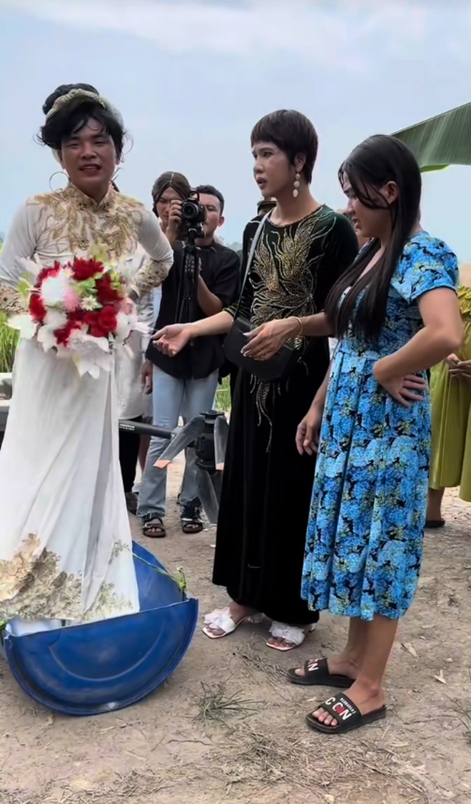 Giỡn mà thiệt: Người đàn ông ở Cà Mau mỗi tuần lại thấy cưới một lần, nhà có máy bay riêng, ê hề "siêu xe"...- Ảnh 3.