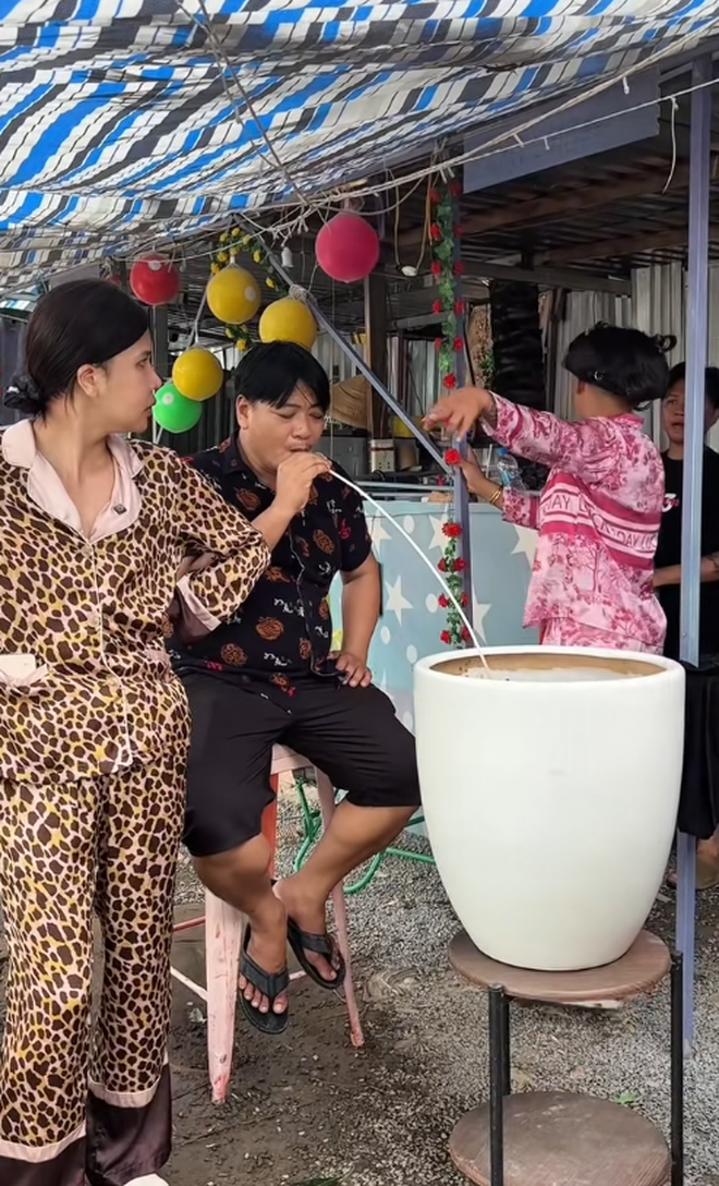 Giỡn mà thiệt: Người đàn ông ở Cà Mau mỗi tuần lại thấy cưới một lần, nhà có máy bay riêng, ê hề "siêu xe"...- Ảnh 20.