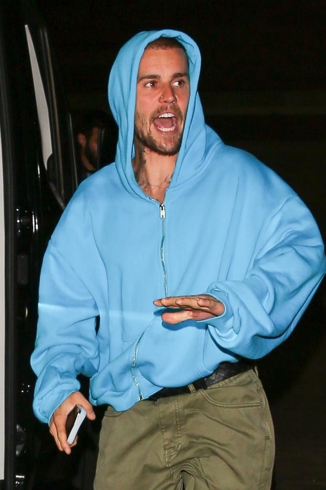 Justin Bieber làm sao nữa vậy: Ra đường mặc mỗi đồ lót, đến giày dép cũng chẳng xỏ!- Ảnh 6.