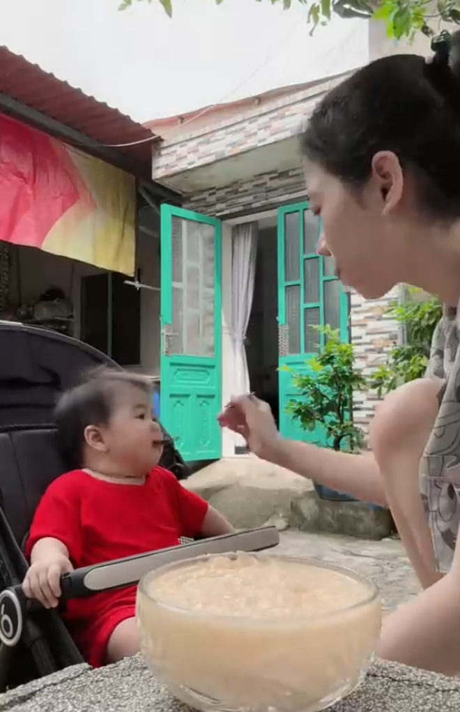 Gần 10 triệu người ngồi xem em bé mukbang ngon lành hết bát cháo vừa to vừa đầy- Ảnh 1. Gần 10 triệu người ngồi xem em bé mukbang ngon lành hết bát cháo vừa to vừa đầy- Ảnh 1.