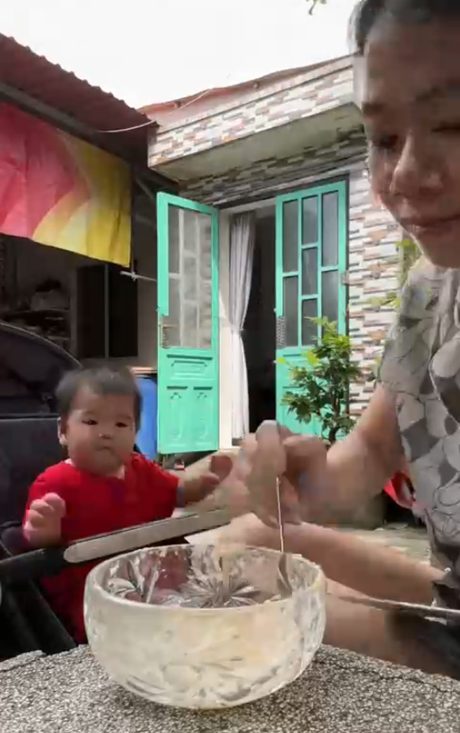 Gần 10 triệu người ngồi xem em bé mukbang ngon lành hết bát cháo vừa to vừa đầy- Ảnh 2. Gần 10 triệu người ngồi xem em bé mukbang ngon lành hết bát cháo vừa to vừa đầy- Ảnh 2.