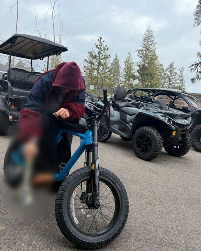 Justin Bieber làm sao nữa vậy: Ra đường mặc mỗi đồ lót, đến giày dép cũng chẳng xỏ!- Ảnh 7.