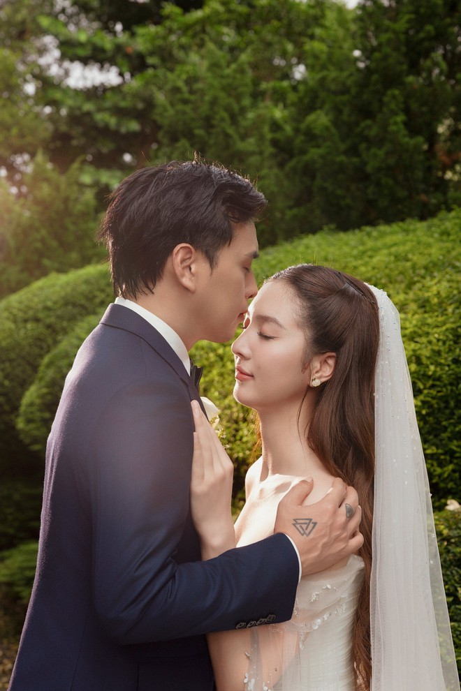 Ca sĩ Hồ Quang Hiếu tung ảnh cưới đẹp mãn nhãn, nhan sắc cô dâu khiến dân tình trầm trồ - Ảnh 1.
