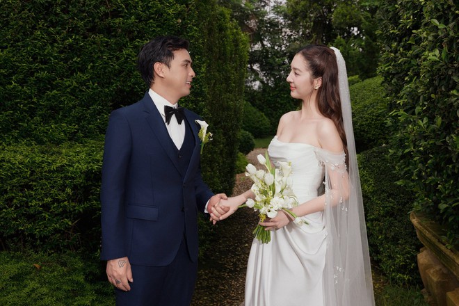 Ca sĩ Hồ Quang Hiếu tung ảnh cưới đẹp mãn nhãn, nhan sắc cô dâu khiến dân tình trầm trồ - Ảnh 3.