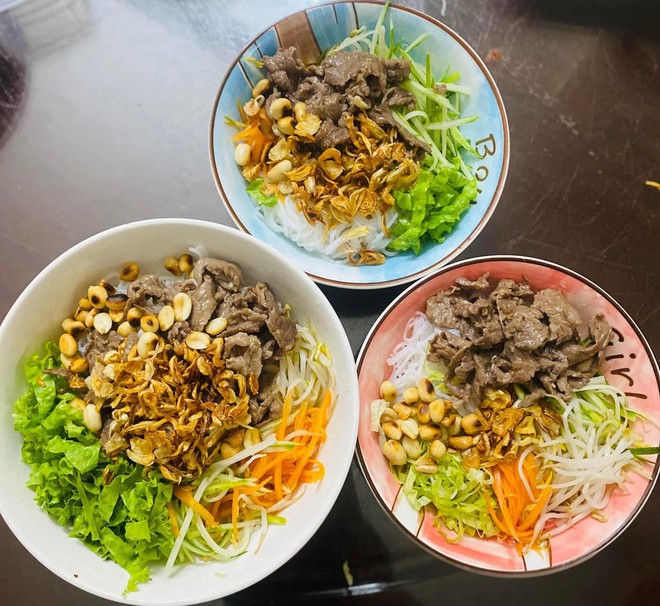 Mỗi ngày một món không ngày nào trùng, mẹ 4 con nấu ăn ở nhà cỡ này bảo sao đi quán nào con cũng kêu 