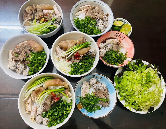 Mỗi ngày một món không ngày nào trùng, mẹ 4 con nấu ăn ở nhà cỡ này bảo sao đi quán nào con cũng kêu 