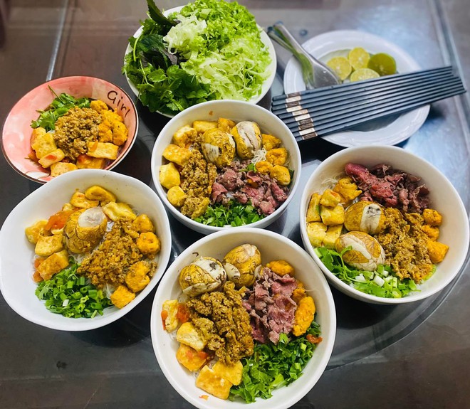 Mỗi ngày một món không ngày nào trùng, mẹ 4 con nấu ăn ở nhà cỡ này bảo sao đi quán nào con cũng kêu 