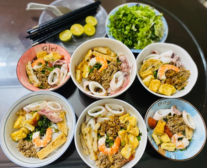Mỗi ngày một món không ngày nào trùng, mẹ 4 con nấu ăn ở nhà cỡ này bảo sao đi quán nào con cũng kêu 