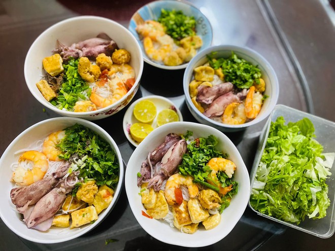 Mỗi ngày một món không ngày nào trùng, mẹ 4 con nấu ăn ở nhà cỡ này bảo sao đi quán nào con cũng kêu 