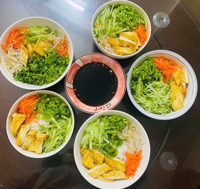 Mỗi ngày một món không ngày nào trùng, mẹ 4 con nấu ăn ở nhà cỡ này bảo sao đi quán nào con cũng kêu 