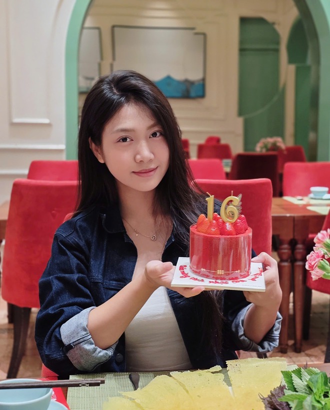 Vợ chồng Mạnh Trường khoe con gái ở tuổi 16, xinh xắn thế nào mà được gọi là hoa hậu tương lai?- Ảnh 1. Vợ chồng Mạnh Trường khoe con gái ở tuổi 16, xinh xắn thế nào mà được gọi là hoa hậu tương lai?- Ảnh 1.