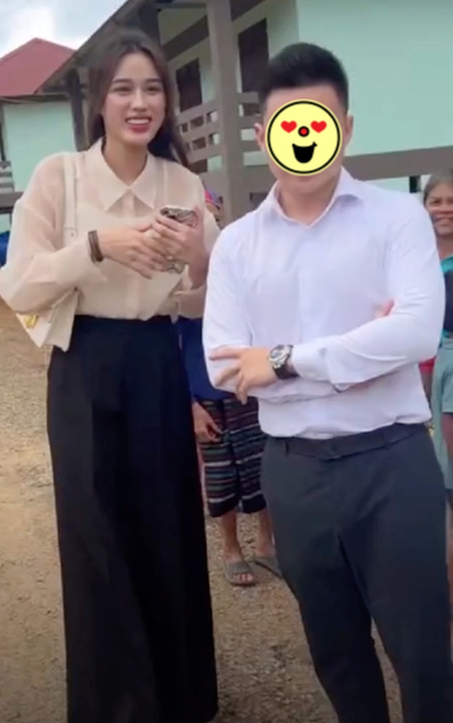 Nhìn 1 chi tiết trong bức ảnh bị chụp lén mới hiểu vì sao Đỗ Thị Hà được chọn làm dâu hào môn!- Ảnh 3. Nhìn 1 chi tiết lich bong da truc tiep bức ảnh bị chụp lén mới hiểu vì sao Đỗ Thị Hà được chọn làm dâu hào môn!- Ảnh 3.
