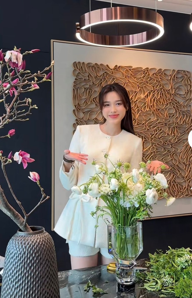 Nhìn 1 chi tiết trong bức ảnh bị chụp lén mới hiểu vì sao Đỗ Thị Hà được chọn làm dâu hào môn!- Ảnh 6. Nhìn 1 chi tiết lich bong da truc tiep bức ảnh bị chụp lén mới hiểu vì sao Đỗ Thị Hà được chọn làm dâu hào môn!- Ảnh 6.