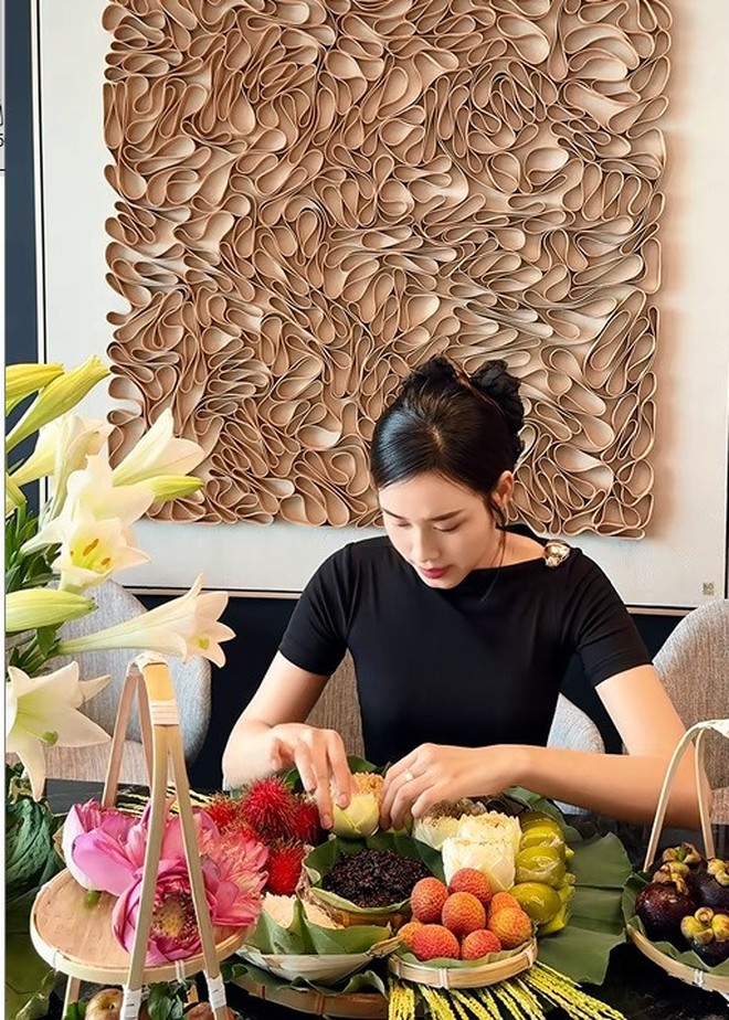Nhìn 1 chi tiết trong bức ảnh bị chụp lén mới hiểu vì sao Đỗ Thị Hà được chọn làm dâu hào môn!- Ảnh 5. Nhìn 1 chi tiết lich bong da truc tiep bức ảnh bị chụp lén mới hiểu vì sao Đỗ Thị Hà được chọn làm dâu hào môn!- Ảnh 5.