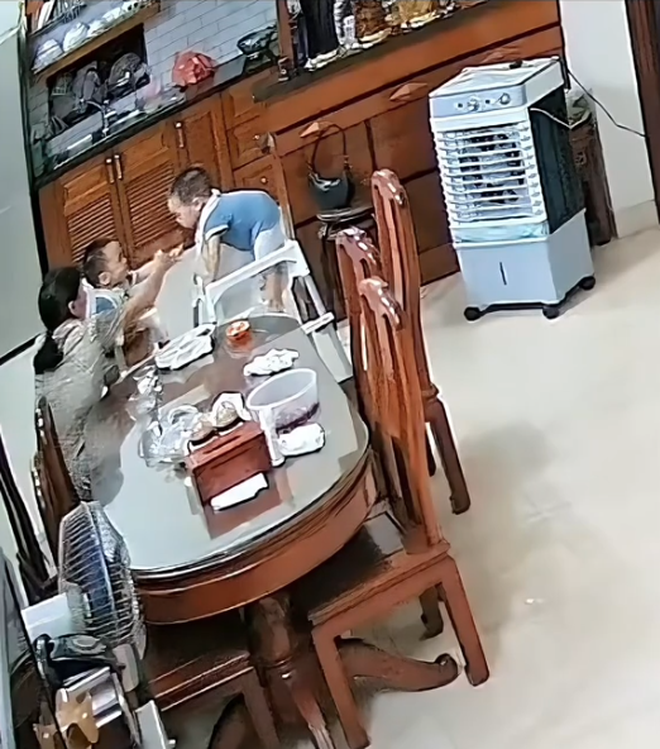 Người mẹ lên tiếng cảnh báo sau khi con bị ngã vỡ xương chẩm: Nguyên nhân đến từ thứ nhà nào cũng sắm cho con- Ảnh 1.