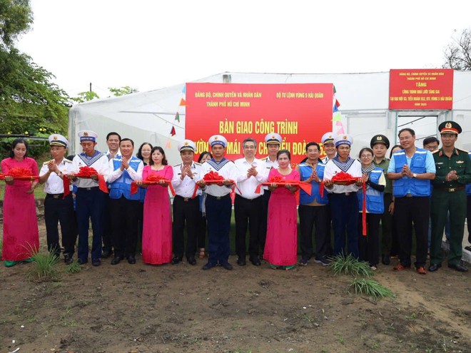 Đoàn đại biểu Thành phố Hồ Chí Minh hoàn thành chuyến công tác nghĩa tình, thăm quân - dân vùng biển đảo Tây Nam của Tổ quốc- Ảnh 7.