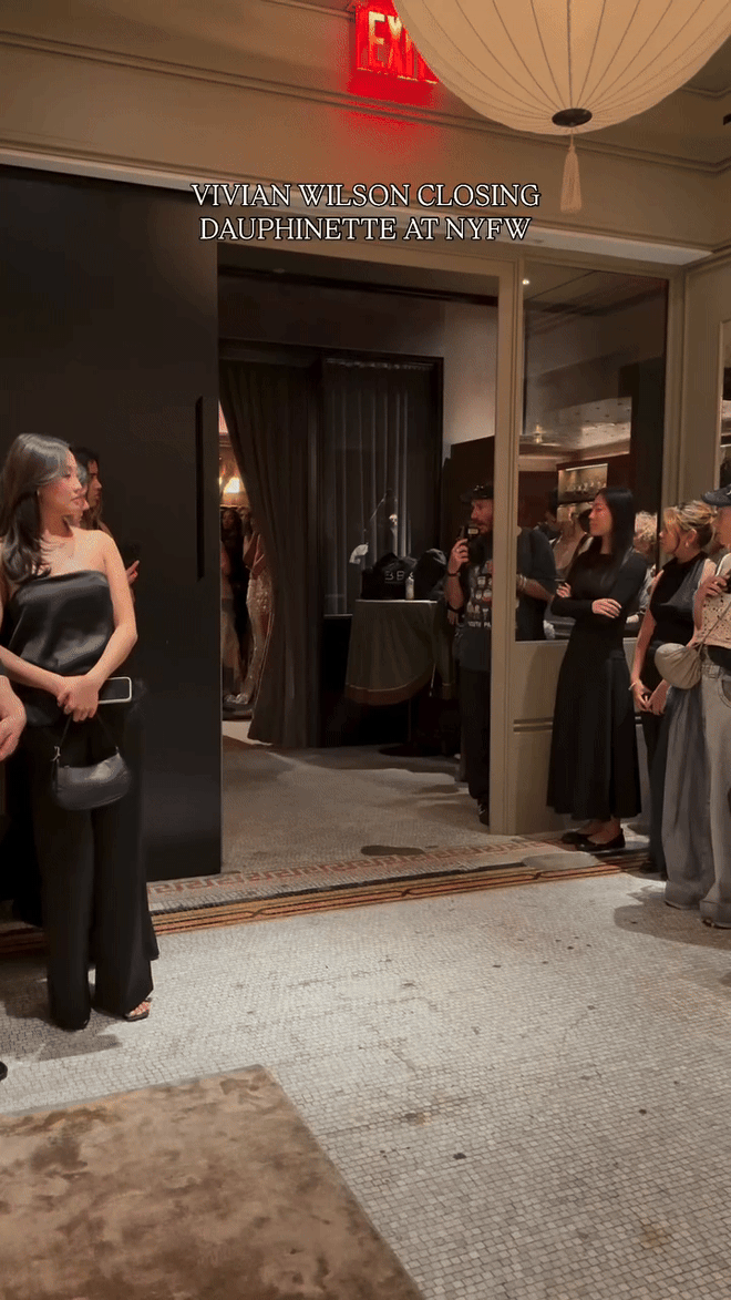 Con gái chuyển giới của Elon Musk debut tại New York Fashion Week, màn hét lớn độc lạ thành tâm điểm- Ảnh 9. Con gái chuyển giới của Elon Musk debut tại New York Fashion Week, màn hét lớn độc lạ thành tâm điểm- Ảnh 9.