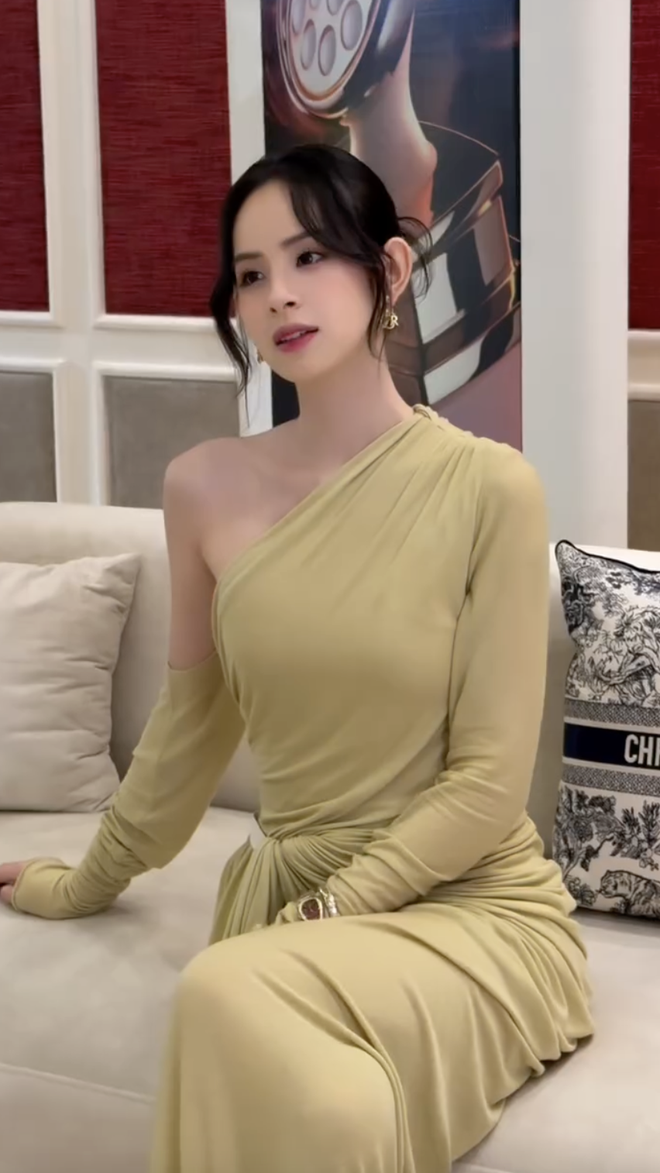 Clip đọ sắc giữa hoa hậu và hot girl gây xôn xao- Ảnh 7. Clip đọ sắc giữa hoa hậu và hot girl gây xôn xao- Ảnh 7.