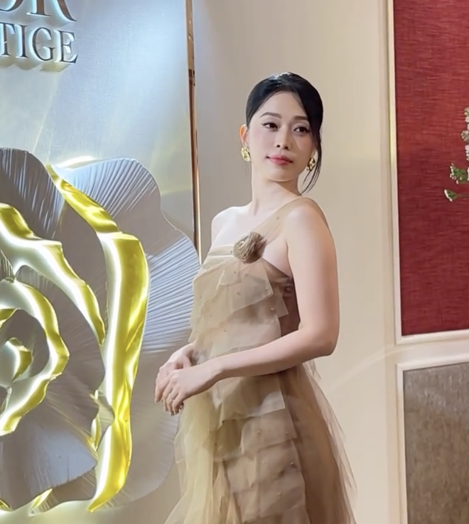 Clip đọ sắc giữa hoa hậu và hot girl gây xôn xao- Ảnh 11. Clip đọ sắc giữa hoa hậu và hot girl gây xôn xao- Ảnh 11.