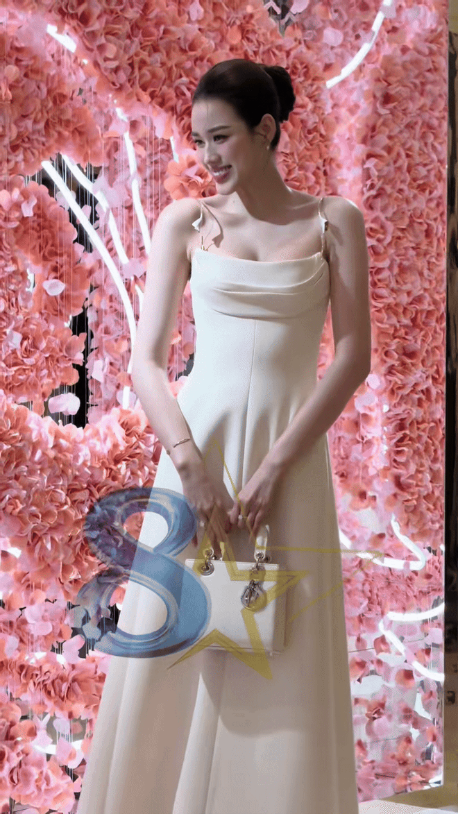 Clip đọ sắc giữa hoa hậu và hot girl gây xôn xao- Ảnh 6. Clip đọ sắc giữa hoa hậu và hot girl gây xôn xao- Ảnh 6.