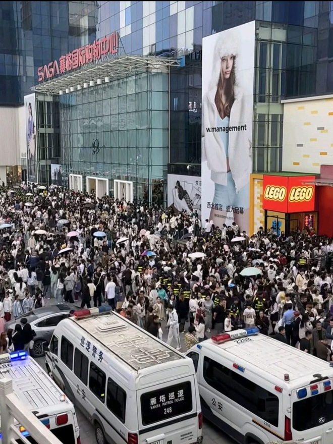 Triệu Lộ Tư khiến 4 tầng trung tâm thương mại quá tải, netizen khen nức nở vì một điều- Ảnh 2. Triệu Lộ Tư khiến 4 tầng trung tâm thương mại quá tải, netizen khen nức nở vì một điều- Ảnh 2.