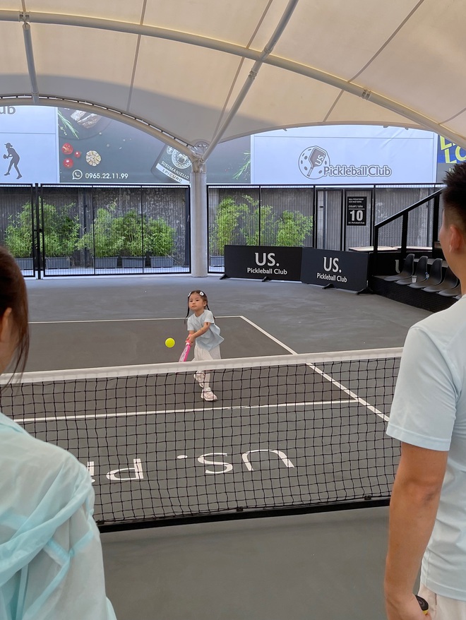 Đ&acirc;y rồi, em Pam đ&atilde; gia nhập đường đua pickleball: Outfit xinh xẻo, vợt hello kitty hồng hẳn hoi nhưng m&agrave; lối đ&aacute;nh n&agrave;y n&oacute; lạ lắm!- Ảnh 7.