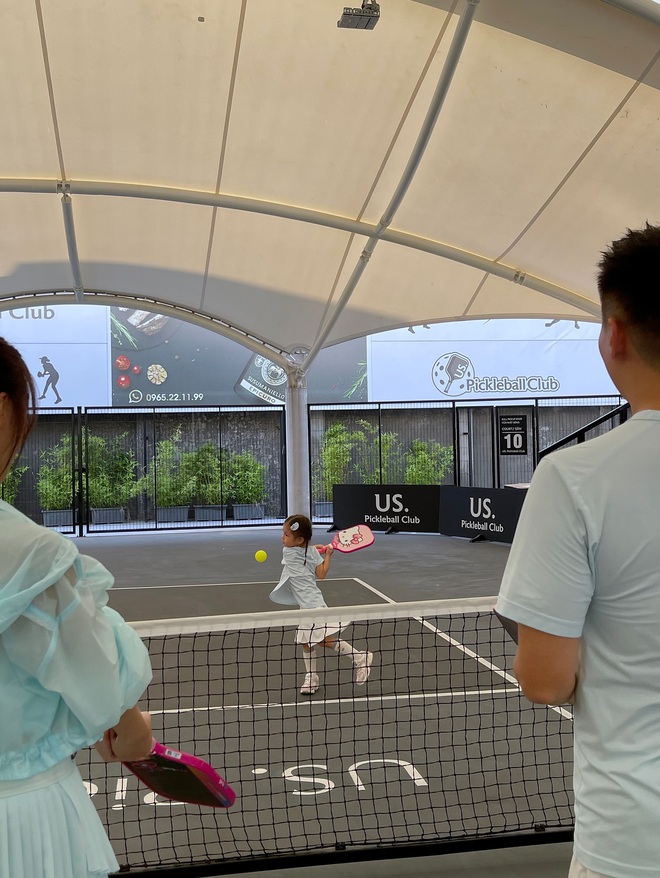 Đ&acirc;y rồi, em Pam đ&atilde; gia nhập đường đua pickleball: Outfit xinh xẻo, vợt hello kitty hồng hẳn hoi nhưng m&agrave; lối đ&aacute;nh n&agrave;y n&oacute; lạ lắm!- Ảnh 8.