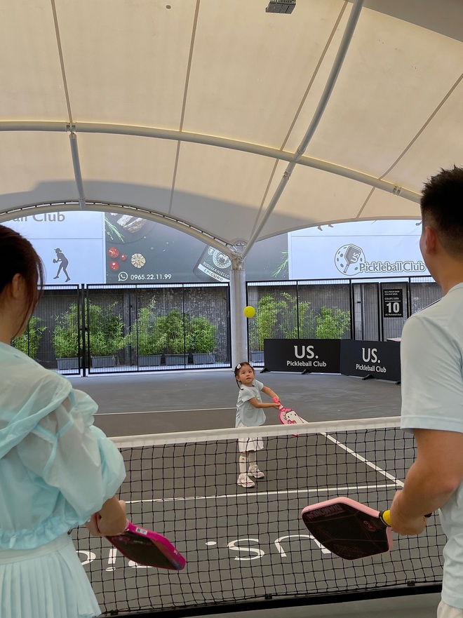 Đ&acirc;y rồi, em Pam đ&atilde; gia nhập đường đua pickleball: Outfit xinh xẻo, vợt hello kitty hồng hẳn hoi nhưng m&agrave; lối đ&aacute;nh n&agrave;y n&oacute; lạ lắm!- Ảnh 6.