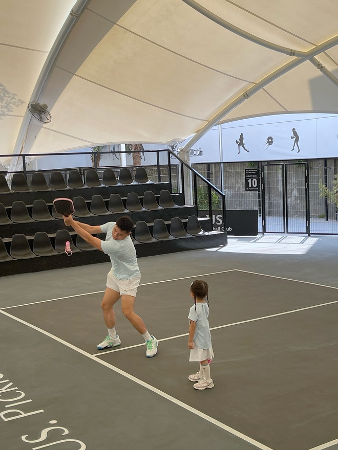 Đ&acirc;y rồi, em Pam đ&atilde; gia nhập đường đua pickleball: Outfit xinh xẻo, vợt hello kitty hồng hẳn hoi nhưng m&agrave; lối đ&aacute;nh n&agrave;y n&oacute; lạ lắm!- Ảnh 3.