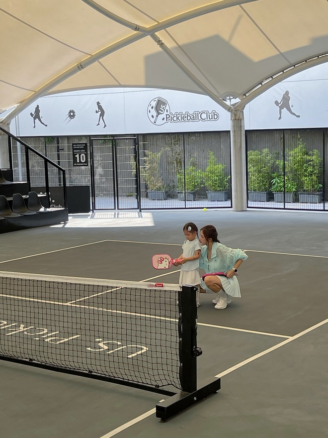 Đ&acirc;y rồi, em Pam đ&atilde; gia nhập đường đua pickleball: Outfit xinh xẻo, vợt hello kitty hồng hẳn hoi nhưng m&agrave; lối đ&aacute;nh n&agrave;y n&oacute; lạ lắm!- Ảnh 2.