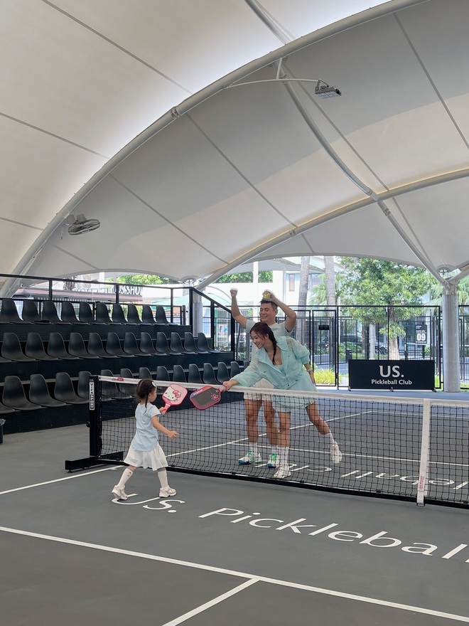 Đ&acirc;y rồi, em Pam đ&atilde; gia nhập đường đua pickleball: Outfit xinh xẻo, vợt hello kitty hồng hẳn hoi nhưng m&agrave; lối đ&aacute;nh n&agrave;y n&oacute; lạ lắm!- Ảnh 1.