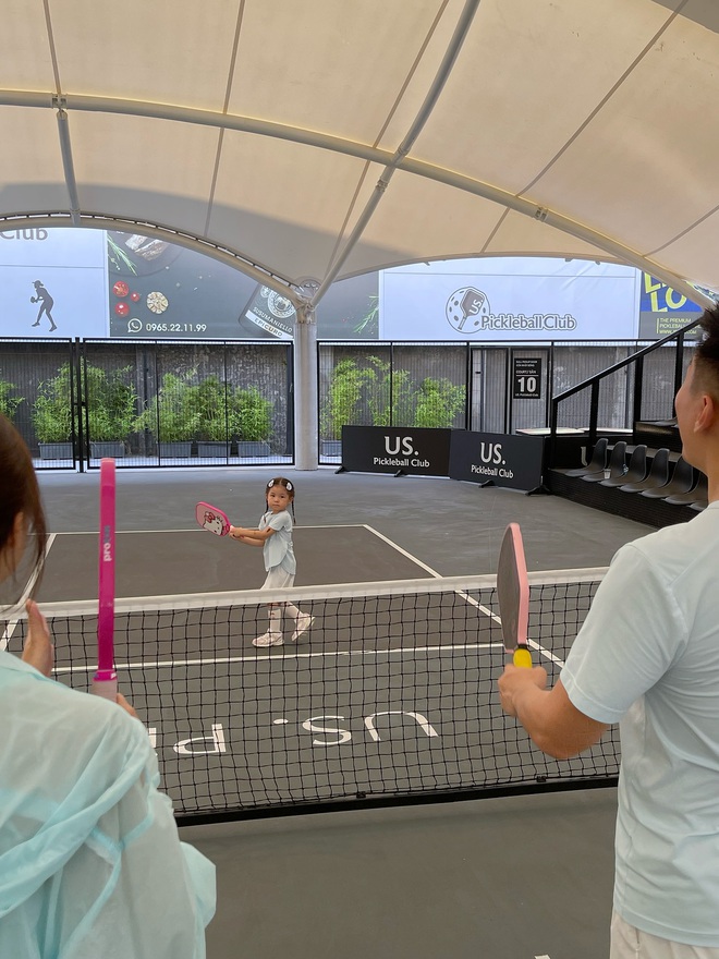 Đ&acirc;y rồi, em Pam đ&atilde; gia nhập đường đua pickleball: Outfit xinh xẻo, vợt hello kitty hồng hẳn hoi nhưng m&agrave; lối đ&aacute;nh n&agrave;y n&oacute; lạ lắm!- Ảnh 5.