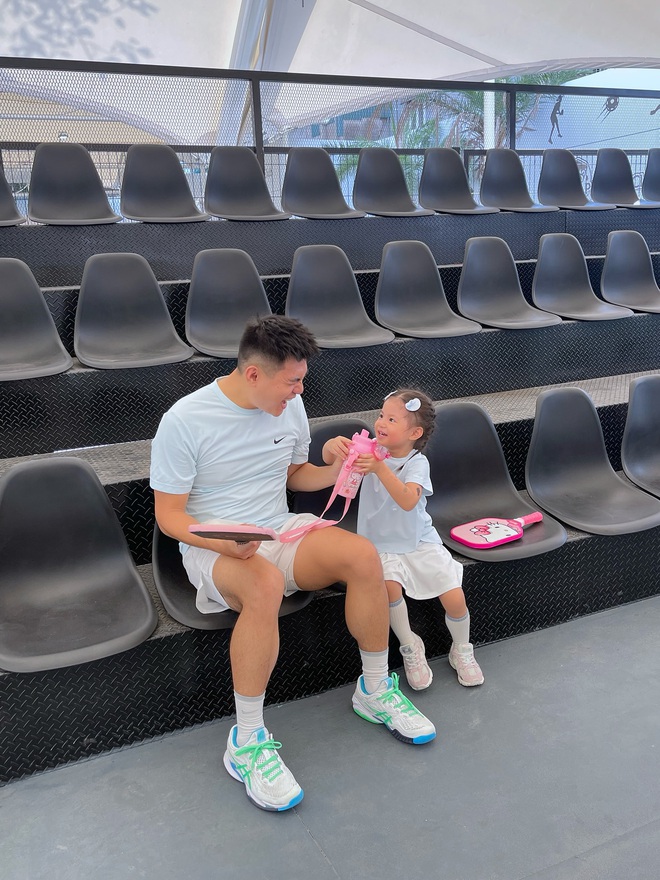 Đ&acirc;y rồi, em Pam đ&atilde; gia nhập đường đua pickleball: Outfit xinh xẻo, vợt hello kitty hồng hẳn hoi nhưng m&agrave; lối đ&aacute;nh n&agrave;y n&oacute; lạ lắm!- Ảnh 4.