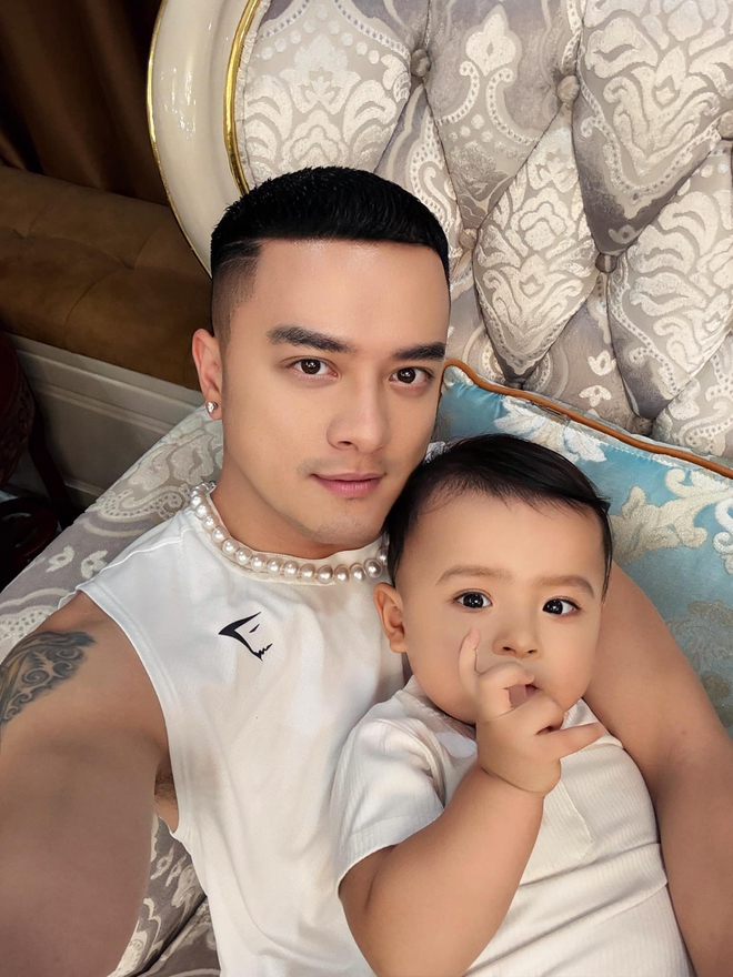 Con trai Cao Thái Sơn kháu khỉnh điển trai y chang bố, lớn lên khỏe mạnh dù kết quả siêu âm từng không ổn
- Ảnh 2. Con trai Cao Thái Sơn kháu khỉnh điển trai y chang bố, lớn lên khỏe mạnh dù kết quả siêu âm từng không ổn
- Ảnh 2.