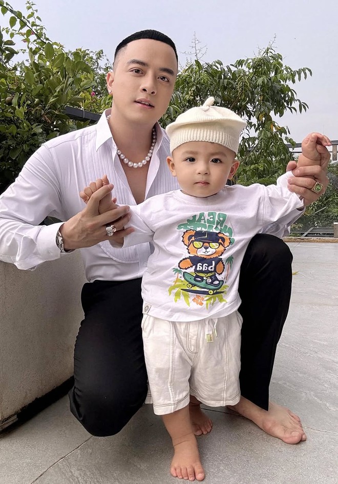 Con trai Cao Thái Sơn kháu khỉnh điển trai y chang bố, lớn lên khỏe mạnh dù kết quả siêu âm từng không ổn
- Ảnh 3. Con trai Cao Thái Sơn kháu khỉnh điển trai y chang bố, lớn lên khỏe mạnh dù kết quả siêu âm từng không ổn
- Ảnh 3.