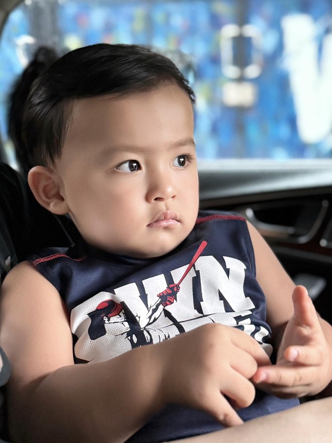 Con trai Cao Thái Sơn kháu khỉnh điển trai y chang bố, lớn lên khỏe mạnh dù kết quả siêu âm từng không ổn
- Ảnh 4. Con trai Cao Thái Sơn kháu khỉnh điển trai y chang bố, lớn lên khỏe mạnh dù kết quả siêu âm từng không ổn
- Ảnh 4.