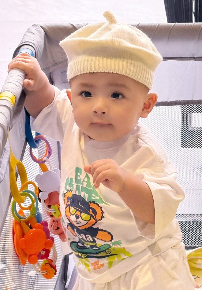 Con trai Cao Thái Sơn kháu khỉnh điển trai y chang bố, lớn lên khỏe mạnh dù kết quả siêu âm từng không ổn
- Ảnh 5. Con trai Cao Thái Sơn kháu khỉnh điển trai y chang bố, lớn lên khỏe mạnh dù kết quả siêu âm từng không ổn
- Ảnh 5.