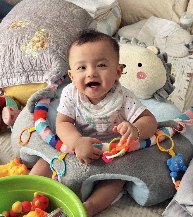 Con trai Cao Thái Sơn kháu khỉnh điển trai y chang bố, lớn lên khỏe mạnh dù kết quả siêu âm từng không ổn
- Ảnh 7. Con trai Cao Thái Sơn kháu khỉnh điển trai y chang bố, lớn lên khỏe mạnh dù kết quả siêu âm từng không ổn
- Ảnh 7.