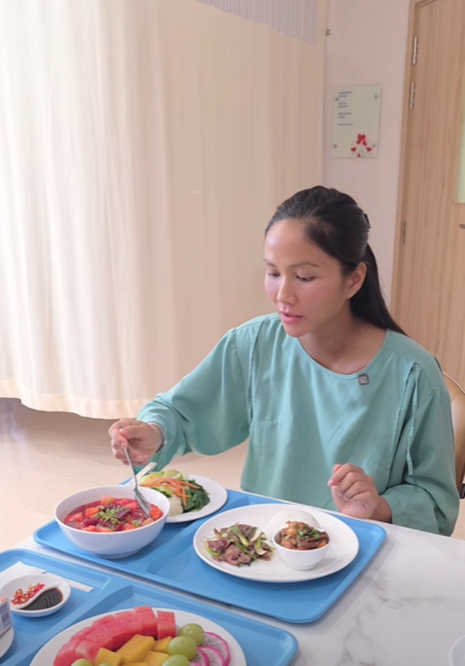 Chi vài chục triệu lưu trú sau sinh ở bệnh viện thuộc top xịn sò cả nước, Hoa hậu H’Hen Niê được ăn món gì?- Ảnh 2.