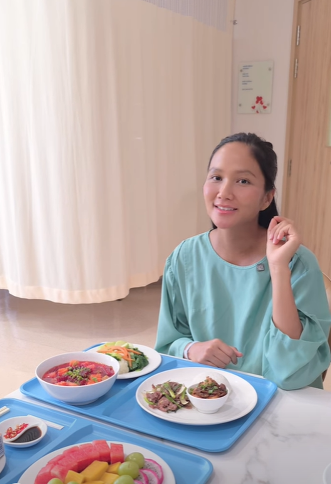 Chi vài chục triệu lưu trú sau sinh ở bệnh viện thuộc top xịn sò cả nước, Hoa hậu H’Hen Niê được ăn món gì?- Ảnh 1.