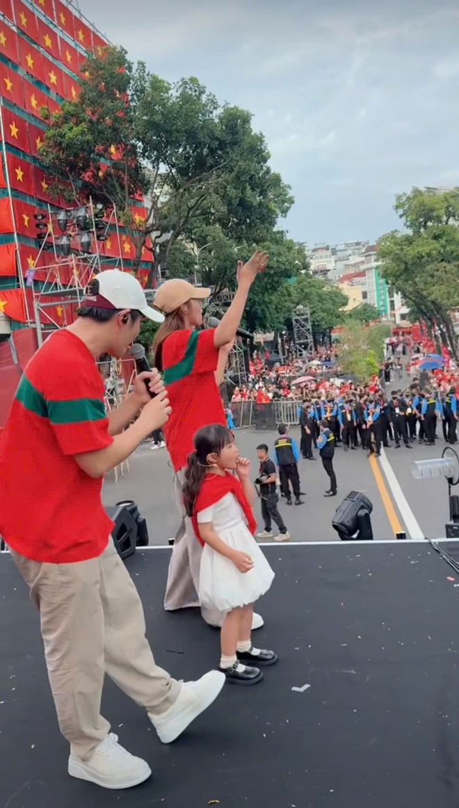 Sân khâu debut siêu cưng của bé Winnie: Gen Alpha nhà ba Thắng mẹ Nhi đỉnh vậy mà các cô dì vẫn soi ra hành động vừa thương vừa yêu của em bé- Ảnh 2. Sân khâu debut siêu cưng của bé Winnie: Gen Alpha nhà ba Thắng mẹ Nhi đỉnh vậy mà các cô dì vẫn soi ra hành động vừa thương vừa yêu của em bé- Ảnh 2.