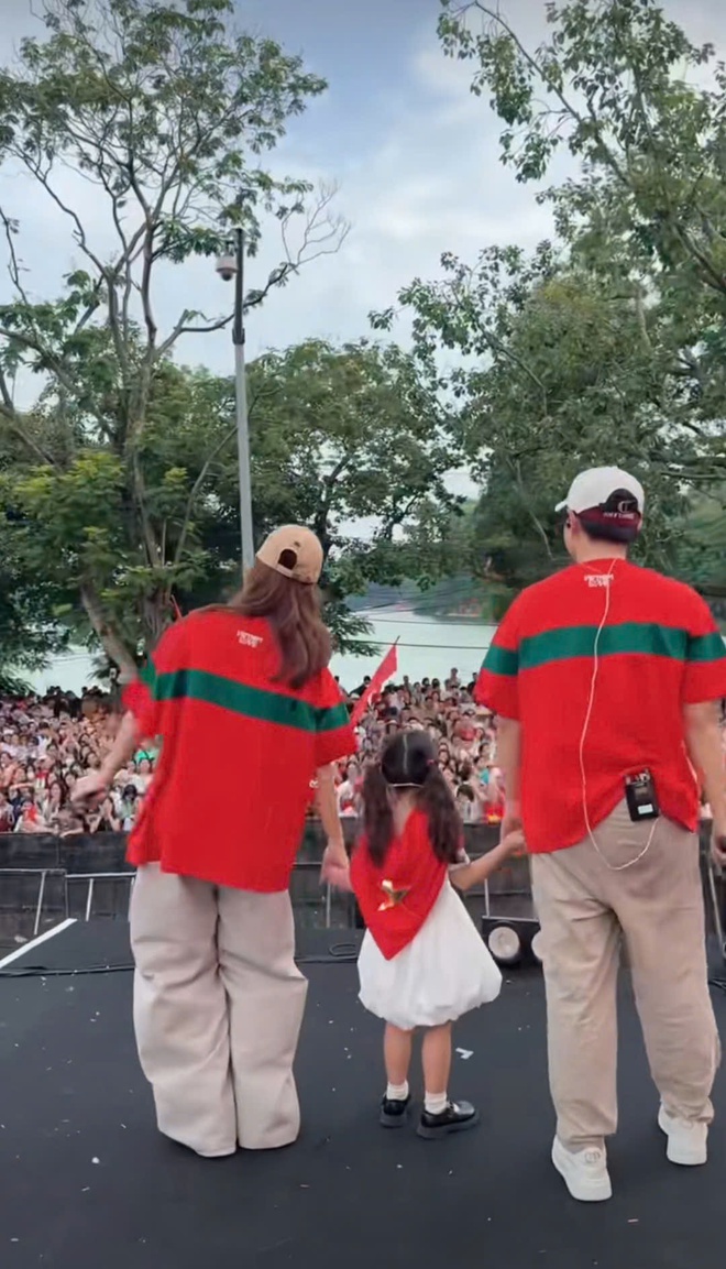 Sân khâu debut siêu cưng của bé Winnie: Gen Alpha nhà ba Thắng mẹ Nhi đỉnh vậy mà các cô dì vẫn soi ra hành động vừa thương vừa yêu của em bé- Ảnh 3. Sân khâu debut siêu cưng của bé Winnie: Gen Alpha nhà ba Thắng mẹ Nhi đỉnh vậy mà các cô dì vẫn soi ra hành động vừa thương vừa yêu của em bé- Ảnh 3.