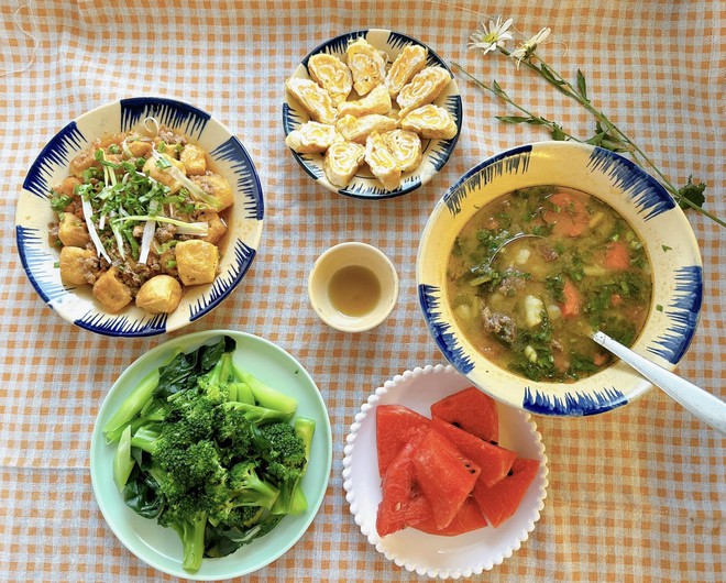 Loạt mâm cơm cho bà đẻ của 1 mom ở Hà Nội khiến hội chị em bỗng nhiên 