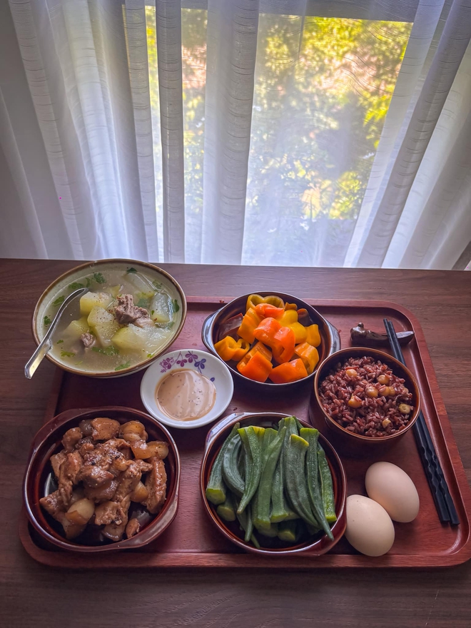 Chị gái nhà người ta: Nấu cơm cữ cho em mà tưởng đâu chị đi thi MasterChef khiên hội Chị gái nhà người ta: Nấu cơm cữ cho em mà tưởng đâu chị đi thi MasterChef khiên hội