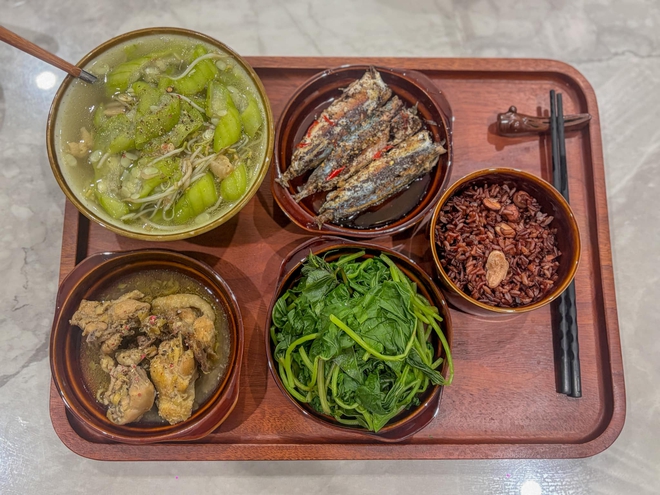 Chị gái nhà người ta: Nấu cơm cữ cho em mà tưởng đâu chị đi thi MasterChef khiên hội Chị gái nhà người ta: Nấu cơm cữ cho em mà tưởng đâu chị đi thi MasterChef khiên hội