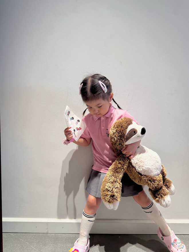 Em bé "Pam chu chu" trong ngày khai giảng năm học mới: Vẫn xinh ngoan yêu nhưng "cổ lớn nhanh quá!"- Ảnh 7. Em bé "Pam chu chu" trong ngày khai giảng năm học mới: Vẫn xinh ngoan yêu nhưng "cổ lớn nhanh quá!"- Ảnh 7.