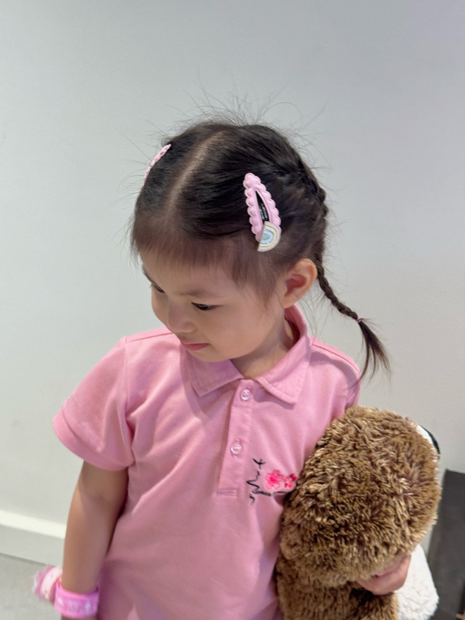 Em bé "Pam chu chu" trong ngày khai giảng năm học mới: Vẫn xinh ngoan yêu nhưng "cổ lớn nhanh quá!"- Ảnh 4. Em bé "Pam chu chu" trong ngày khai giảng năm học mới: Vẫn xinh ngoan yêu nhưng "cổ lớn nhanh quá!"- Ảnh 4.